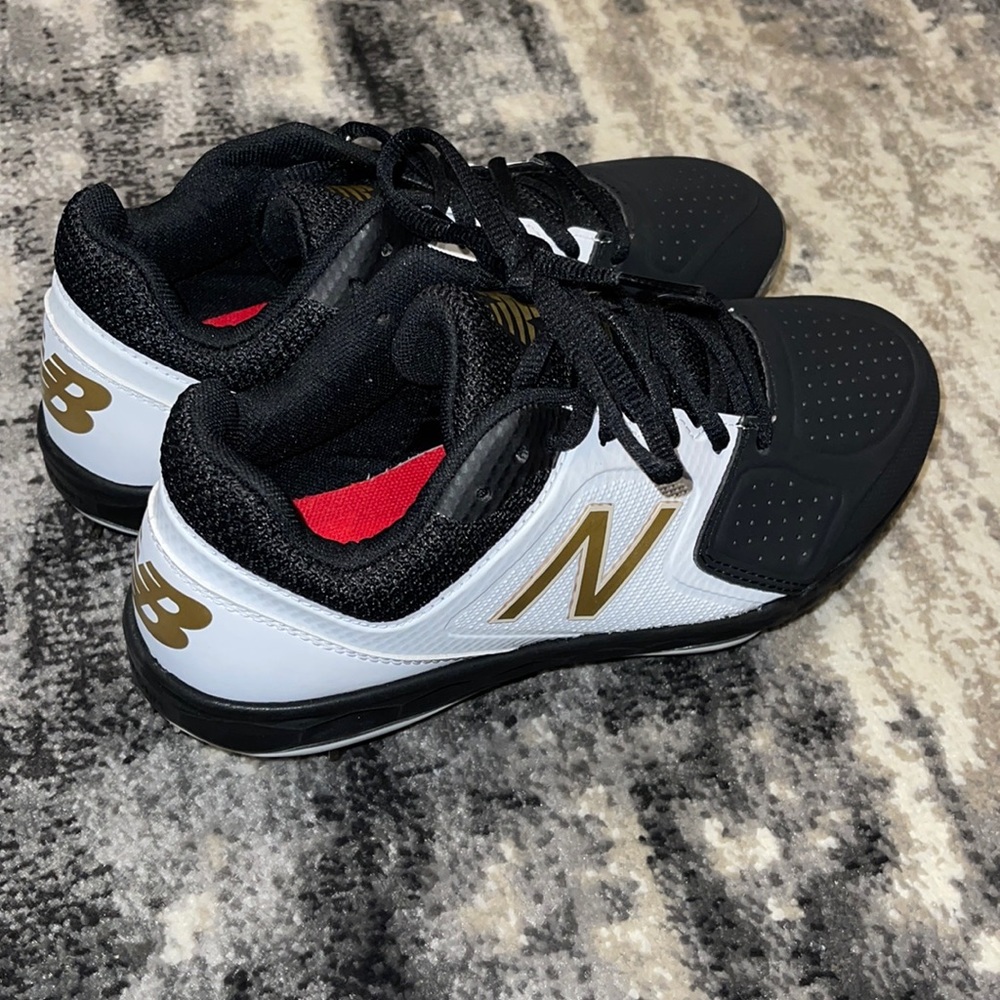 Women’s New Balance Softball Cleats sz 6 NWOT